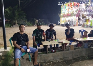 Terus Lakukan Himbauan Kamtibmas Dalam Patrolinya Oleh Babinsa Saat Malam Hari