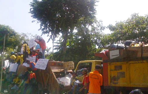 Ratusan Karyawan PT MIG Demo Depan Kantor Walikota