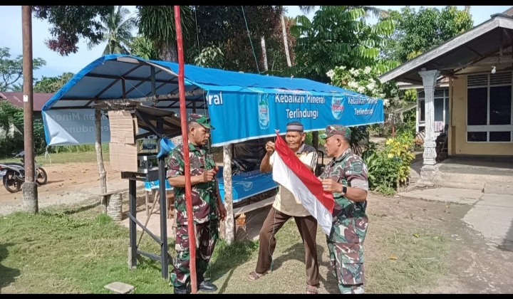 Jelang HUT Kemerdekaan RI Danpos Kuala Cenaku beserta Babinsa  Patroli Agar Pasang Bendera Merah Putih.