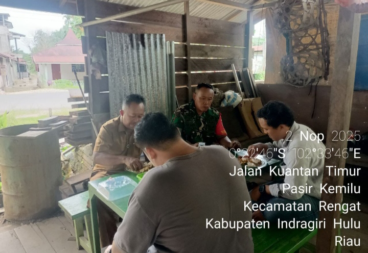 Monitoring  Wilayah Babinsa Jalin Silaturahmi Bersama Kades Di Tempat Rumah Warga.