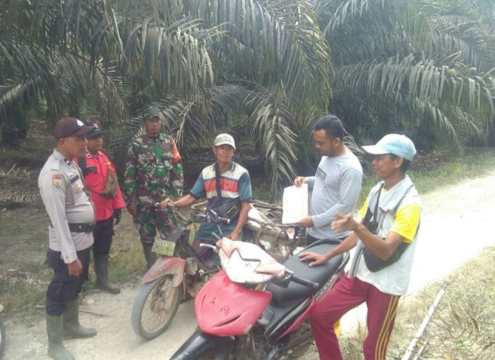 Giat lakukan Patroli, Gabungan Koramil 01/Rengat melaksanakan Sosialisasi Karhutla