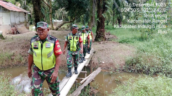 Anggota Koramil 01/Rengat Kodim 0302/Inhu Lakukan Kegiatan Patroli Karlahut Di Kecamatan Rengat .