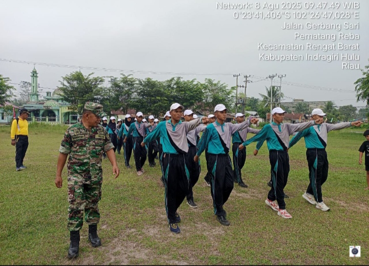 Menjelang HUT RI Ke-80 Babinsa Serka Sarwaidi Latik Paskibraka Kecamatan Rengat Barat