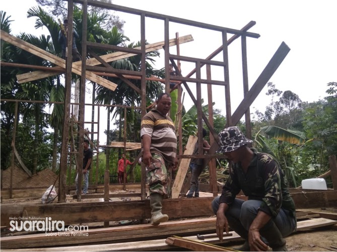 Tim Satgas TMMD Lakukan Bedah Rumah Warga