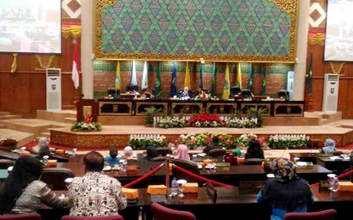 Pimpin Sidang Perdana DPRD Riau, Septina Dihujani Interupsi