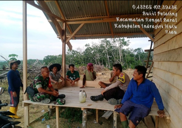 Babinsa,Bhabinkamtibmas Tetap Bersinergi Melaksanakan Komsos DiWilayah Binaan