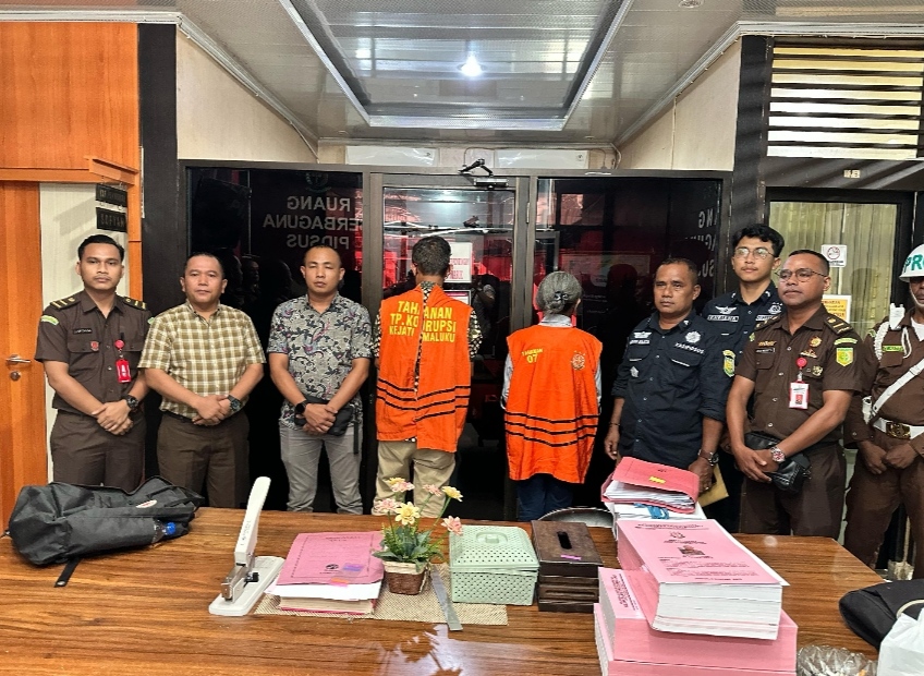 Kajari SBB Lakukan Penahanan 2 Orang Tersangka Dugaan Tipikor Dalam Pengelolaan Bansos Covid - 19