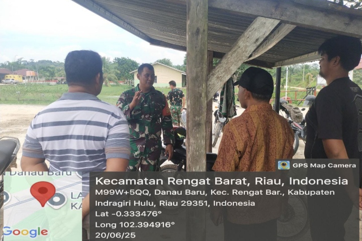 Babinsa Koramil 01/Rengat Komsos Dan Ajak Warga, Jaga Sinegitas Aparat Dengan Masyarakat