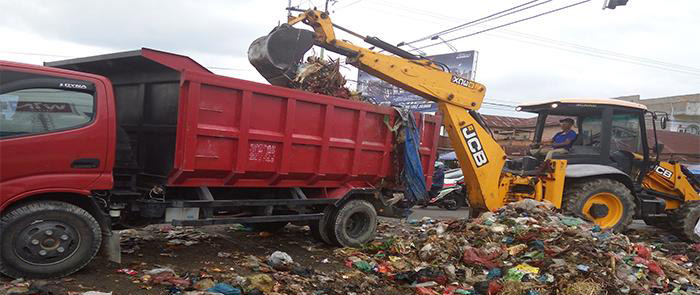 Sampah Menumpuk Tinggi, Dinas PU Turunkan Alat Berat Angkut Sampah