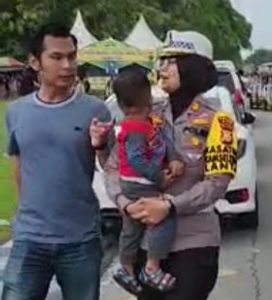 Bocah Kehilangan Orang Tua Didepan Istana Siak