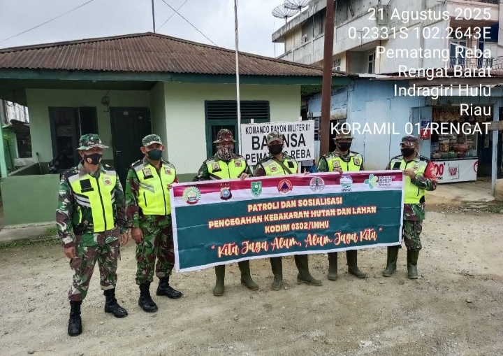 Babinsa Bersama Masyarakat Terus Lakukan Upaya Pencegahan Karhutla Kecamatan Rengat Barat