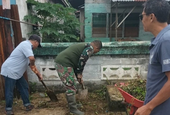 Dihari Libur Babinsa Ajak Masyarakat Daerah Binaan Untuk Lakukan Goro Dan Patroli