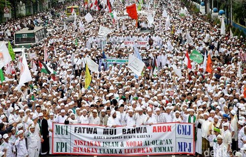 Massa Demo Ahok Putihkan Jl Medan Merdeka Timur