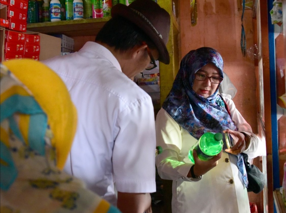 Saat Melaksanakan Sidak Tim Pemkab Mura Temukan Minuman Yang Sudah Kadaluarsa