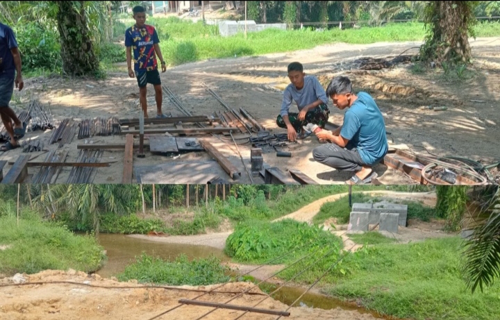 Kemanunggalan TNI-Rakyat, Satgas Kodim 0302/Inhu Percepat Pembangunan Jembatan Gantung Garuda