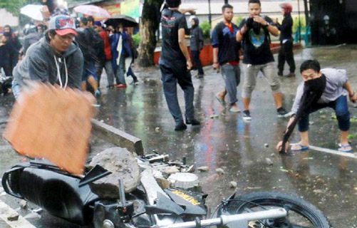 Bentrokan di Kampus Unismuh, Polda Sulses Kejar Pembakar Motor Patroli