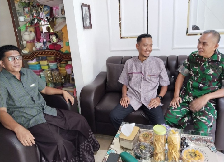 Manfaatkan Suasana Lebaran Idul Fitri, Babinsa Koramil 01/Rengat  Laksanakan Komsos Perkuat Silaturahmi