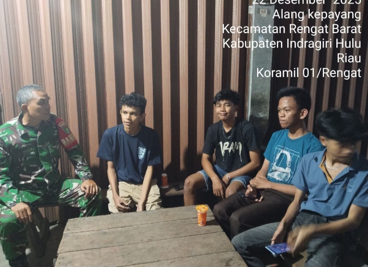 Babinsa Berikan Edukasi Kepada Warga Agar Pastikan Wilayah Aman Melalui Patroli Malam