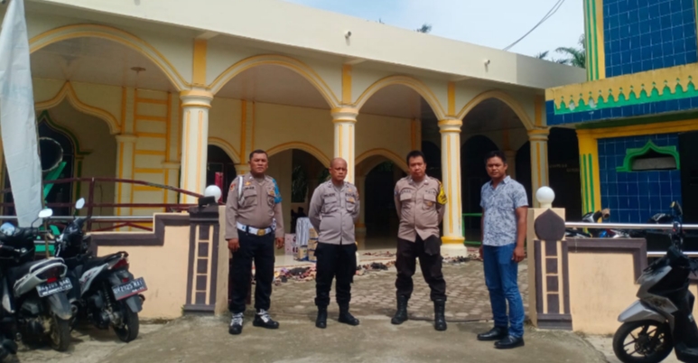 Polsek Dolok Merawan Lakukan Pengamanan Sholat Tasbih dan Pengobatan Gratis di Masjid Al Hidayah