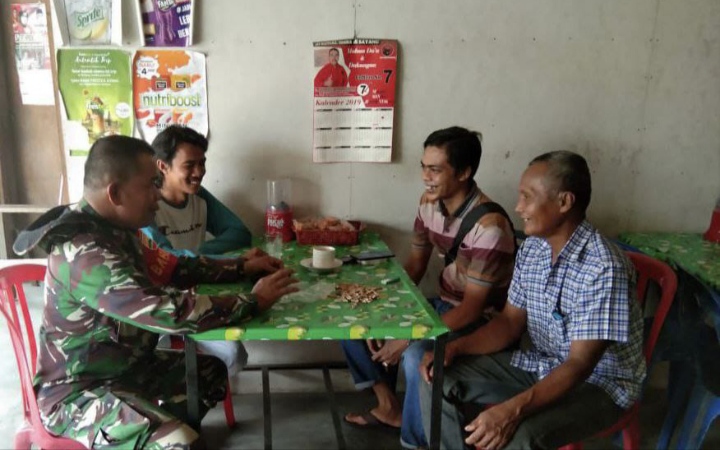 Menjaga Silaturahmi Dengan baik Babinsa Melaksanakan Komsos Dengan Warga Binaan.