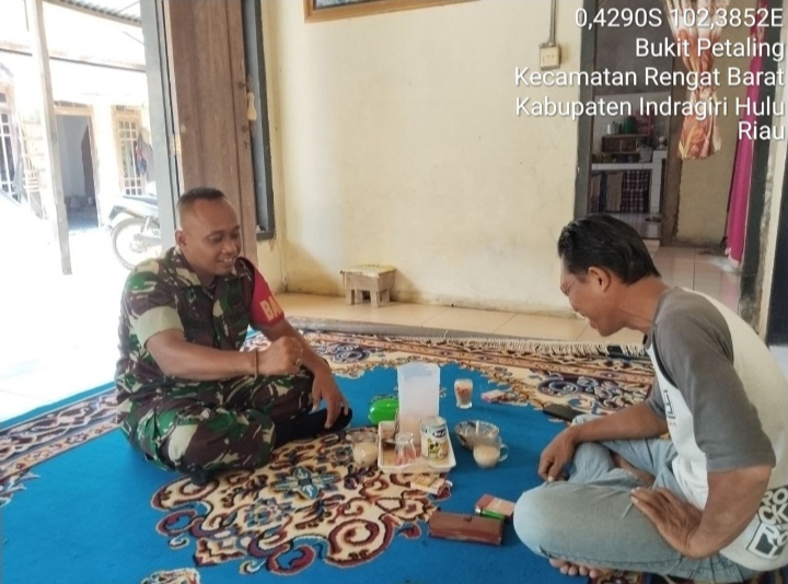 Kunjungi Ketua Rw melalui Komsos Babinsa Koramil 01/Rengat Himbau Tentang Kamtibmas.