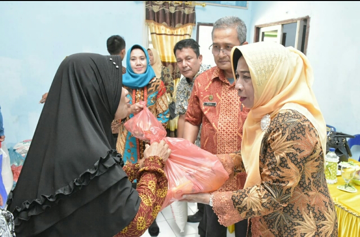 Ketua TP PKK Sumut  dan TP PKK Sergai Serahkan Tali Asih