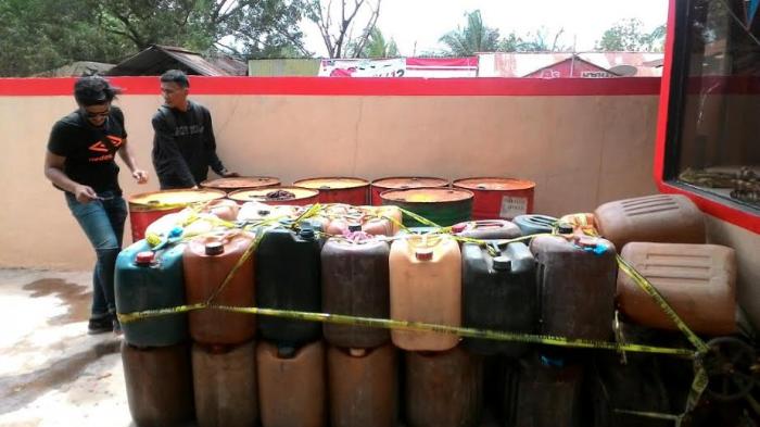 Polisi Dumai Bongkar Penimbunan Minyak Tanah di Sebuah Ruko