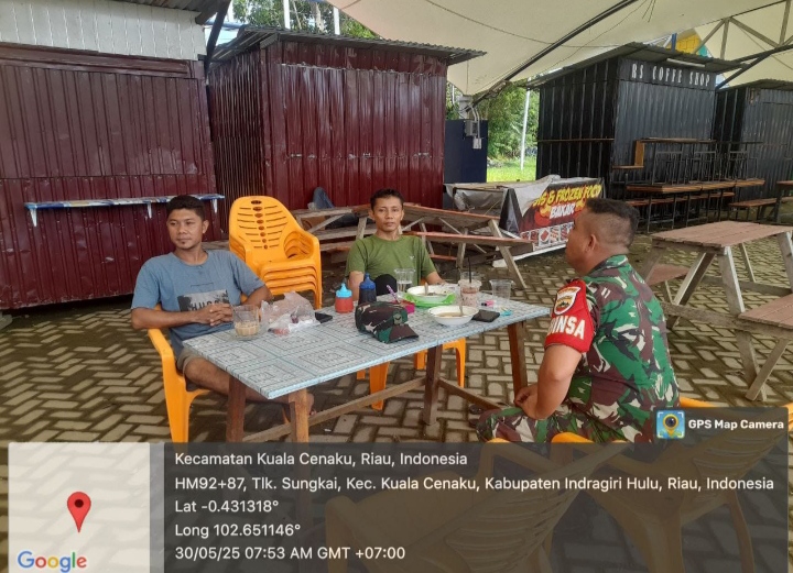 Babinsa Koramil 01/Rengat Laksanakan Komsos Di wilayah Binaan Untuk Jalin Keakraban Perangkat Desa