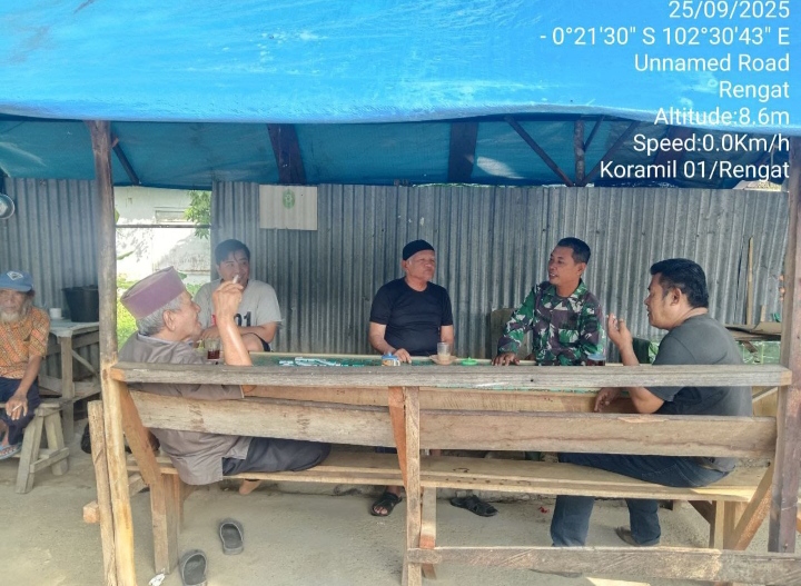 Pantau Wilayah Binaannya Babinsa Jalankan Komsos Sebagai Sarana Bangun Keakraban.