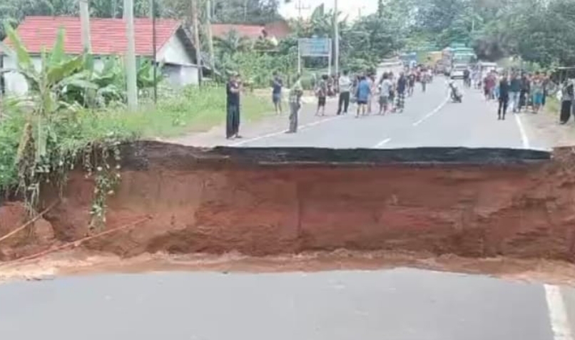 Jalan Nasional Jambi-Padang Putus Diterjang Banjir, Lalu Lintas Lumpuh Total