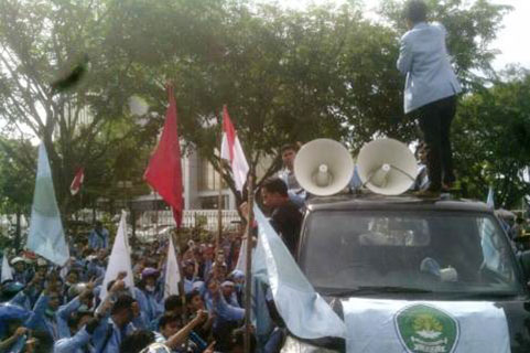 Ratusan Mahasiswa BEM Unri Banjiri Mapolda Riau