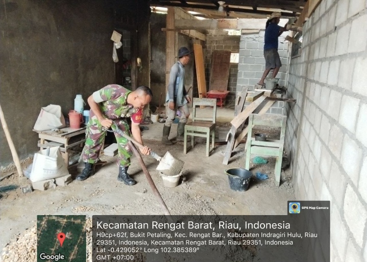Guna Untuk Wujudkan Kepedulian, Babinsa Koramil 01/Rengat Bantu Warga Pembuatan Kandang Sapi