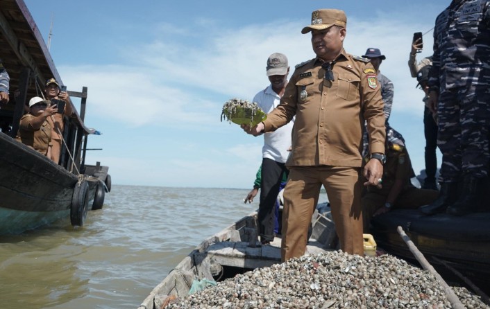 Wakil Bupati Asahan Tabur Benih Kerang Dara Di Desa Silo Baru