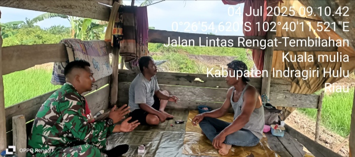 Jalankan Komsos Babinsa Silatuhrahmi Serta Jalin Hubungan Baik TNI Dengan Masyarakat Di wilayah Desa Binaanya .