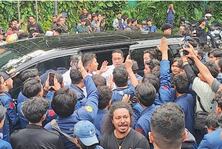 Massa Aksi Demo Paksa Menteri Hukum Keluar dari Mobil