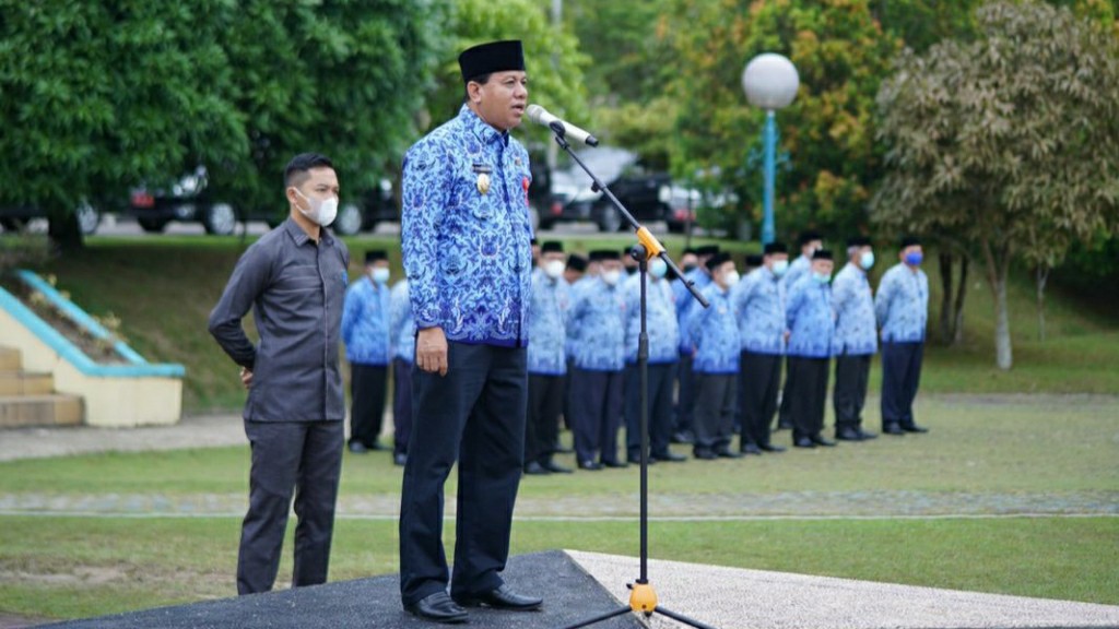 PLT Bupati  Suhardiman Amby  Pimpinan Upacara  apel Perdana  17 Hari Bulan di lingkungan Pemerintahan Kabupaten Kuantan Singingi tahun 2022.