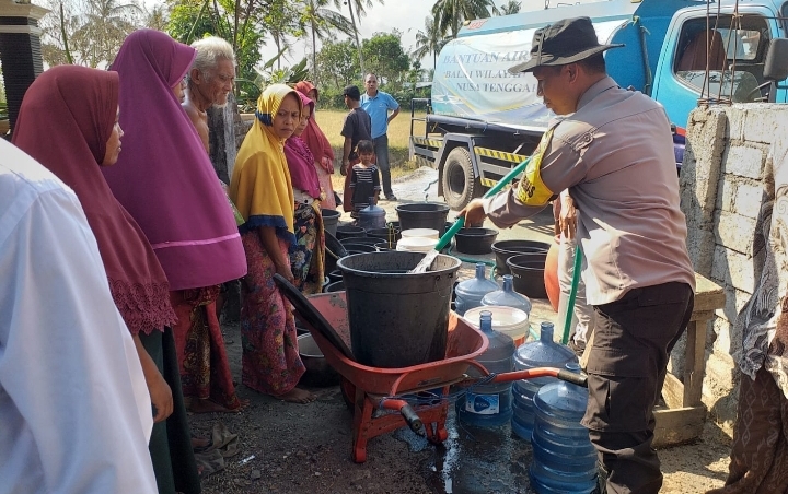 Polsek Jonggat Bersinergi dengan BPBD dan BWS NTB I Salurkan Air Bersih