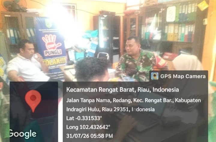 Perkuat Kamtibmas, Babinsa Koramil 01/Rengat Gelar Komsos Dengan Perangkat Desa.