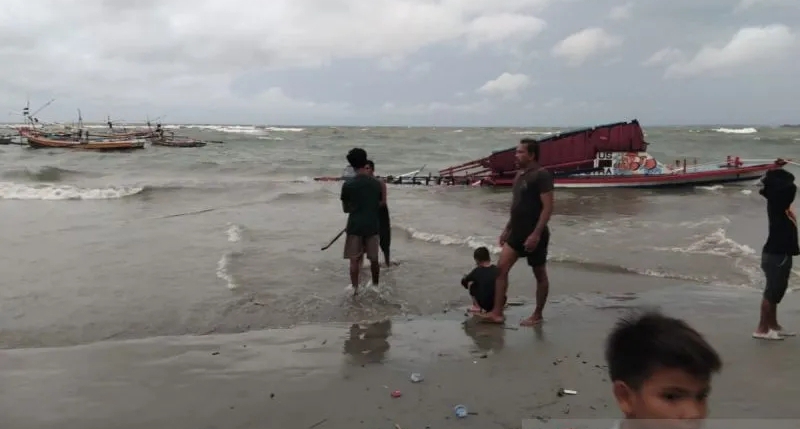 Tujuh Orang Meninggal Dunia Akibat Kapal Karam di Pantai Malabero       