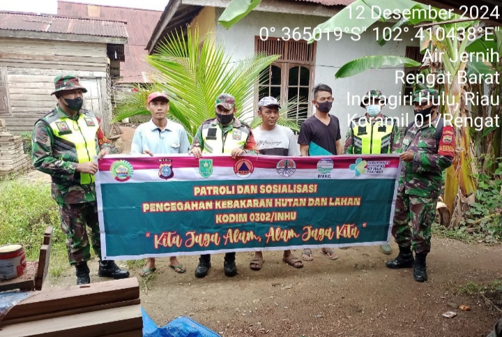 Selalu Siap, Anggota Koramil 01/Rengat Kodim 0302/Inhu Ratroli Dan Sosialisasi Karhutla kepada masyarakat.