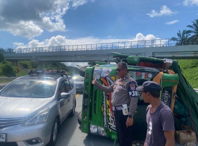 Cepat Tanggap, Sat PJR Polda Riau Evakuasi Kendaraan Lakalantas Ringan di Jalan Tol