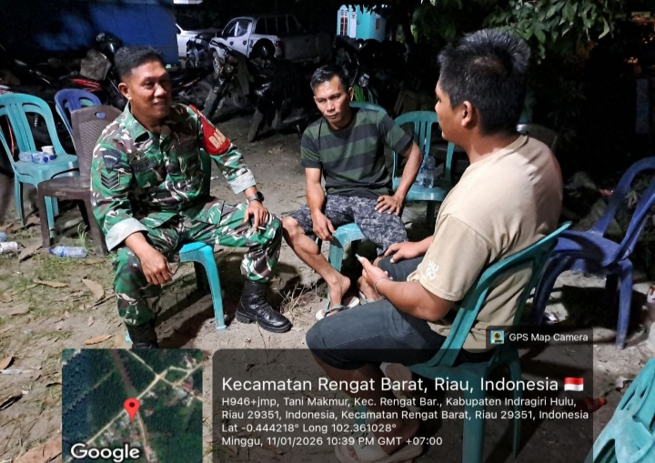 Pastikan Wilayah Binaan Aman Babinsa Koramil 01/Rengat Melaksanakan Patroli Malam