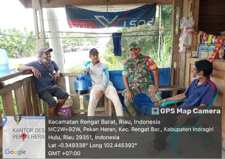 Guna Ciptakan Kehangatan Babinsa Koramil 01/Rengat Jalin Silaturahmi Bersama Masyarakat