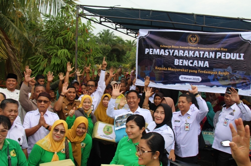 Peduli Korban Banjir, Kanwil Ditjenpas Riau Bersama Lapas Pekanbaru Gelar Bakti Sosial