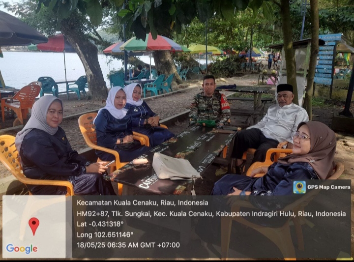 Babinsa Koramil 01/Rengat Melalui Komsosnya Untuk Menjalin Keakraban Dengan Perangkat Desa.