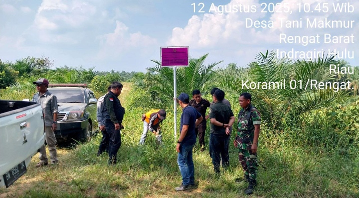 Hindari Perselisihan, Babinsa Koramil 01/Rengat Bantu Tanam Patok Batas Tanah Warga Desa Binaan.