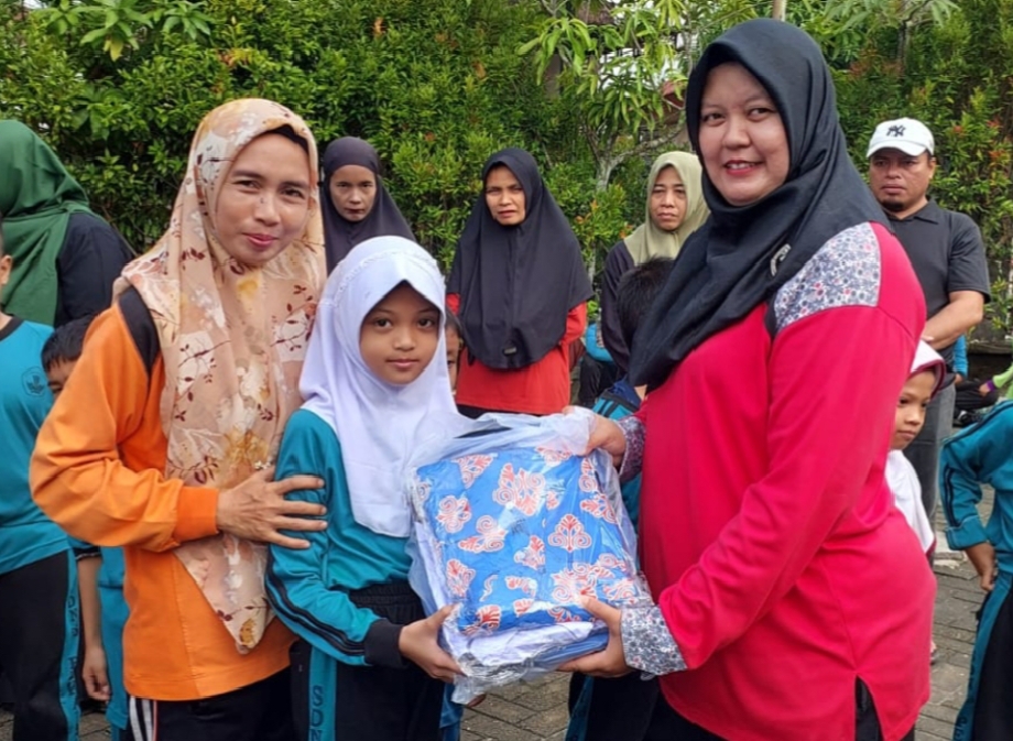 Siswa SDN 86 Terima Bantuan Seragam dan Perlengkapan Sekolah Gratis dari Pemko Pekanbaru