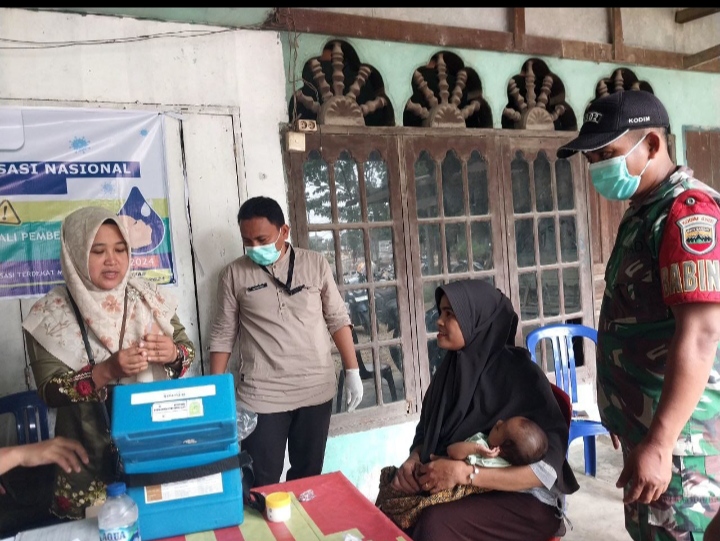 Berikan Imunisasi Tambahan Pada Anak Babinsa Dampingi Pelayanan PIN Polio Di Desa Binaan