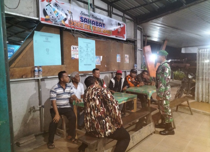 Patroli Siskamling Untuk Jaga Keamanan Lingkungan Babinsa Koramil 01/Rengat Gandeng Ormas Dan Warga