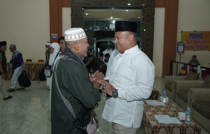 Wakil Bupati Asahan Sambut Kedatangan Jamaah Haji Kloter 15 Di Embarkasi Medan